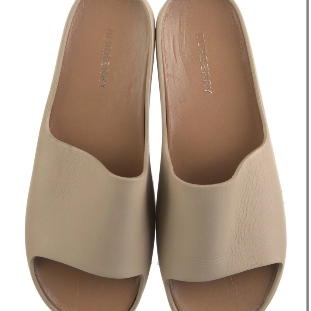 Burberry
Leather Slides
Women's Size: 7 | IT 37